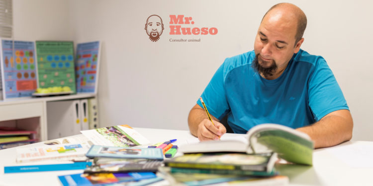 Mr. Hueso estudiando para futuros consejos