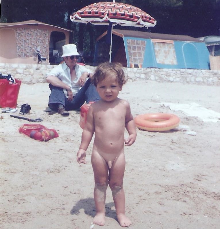 Mr. Hueso desnudo en la playa con 3 años