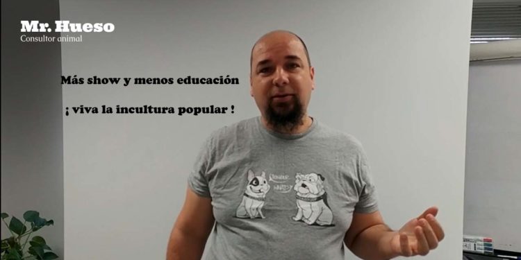 Aparece Raúl Hueso, Mr. Hueso, en una captura del vídeo Más show y menos educación, viva la incultura popular