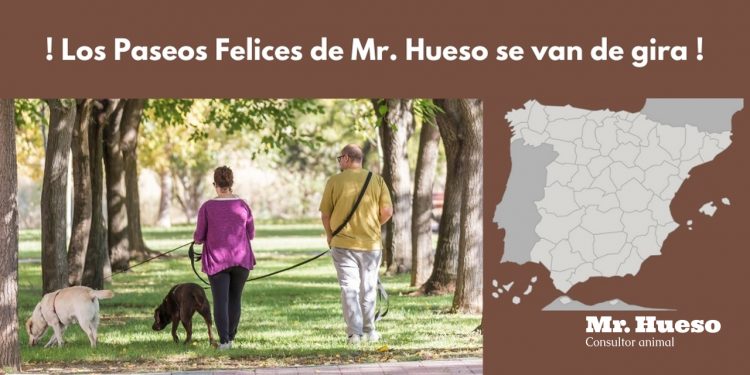 Aparecen 2 personas paseando con sus perros entre árboles y un mapa de España