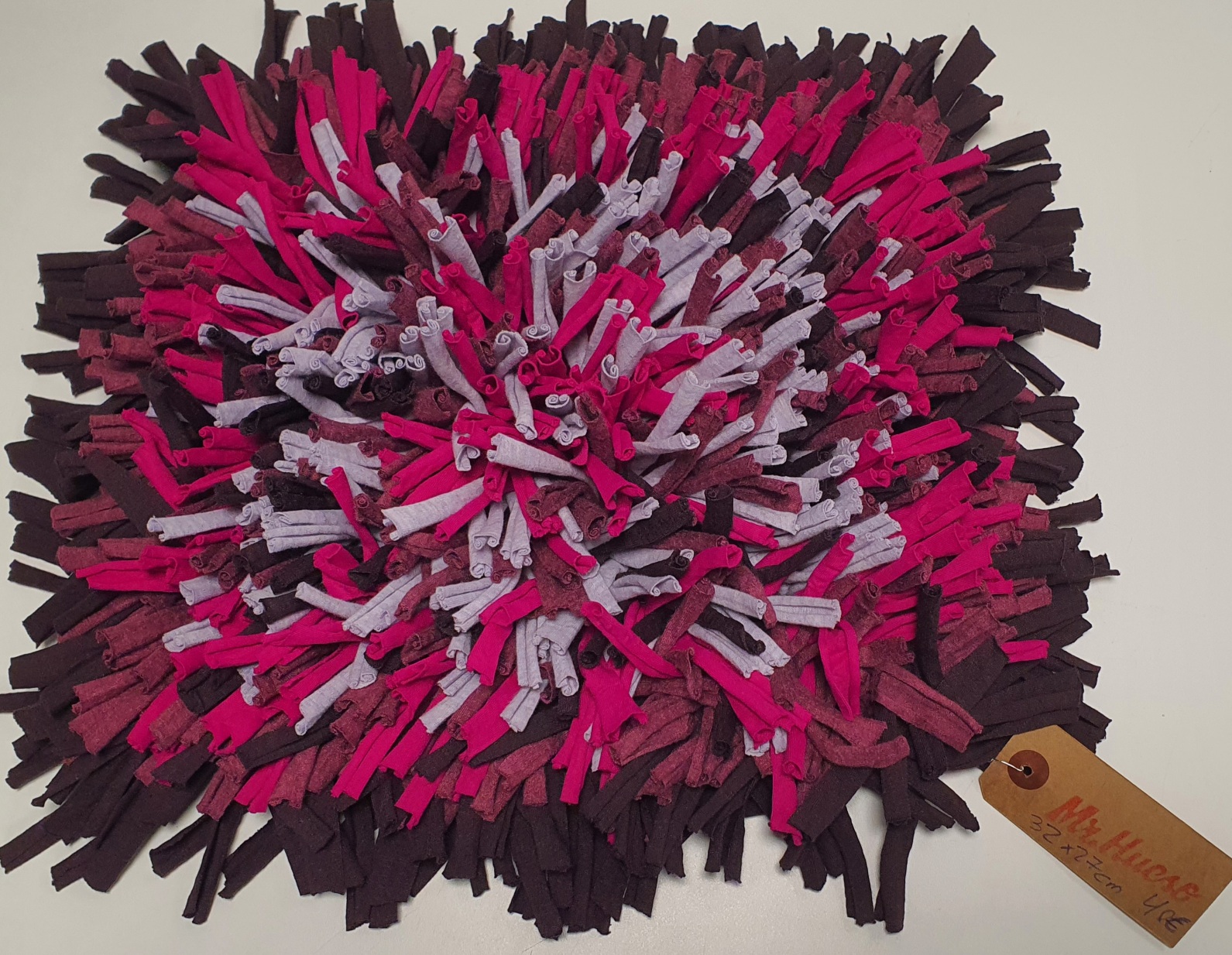 Alfombra pequeña 32 x 27 granate fucsia y gris etiqueta marrón