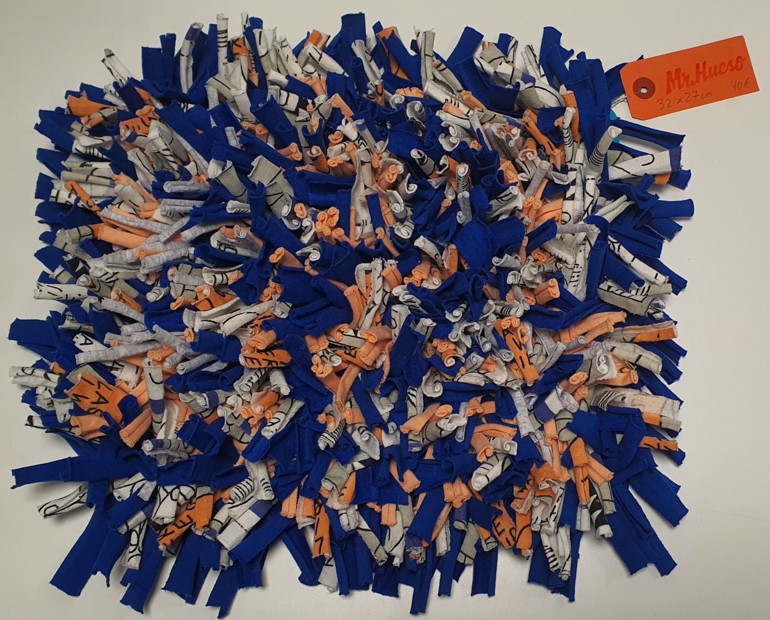 Alfombra pequeña 32 x 27 gris y azul etiqueta naranja