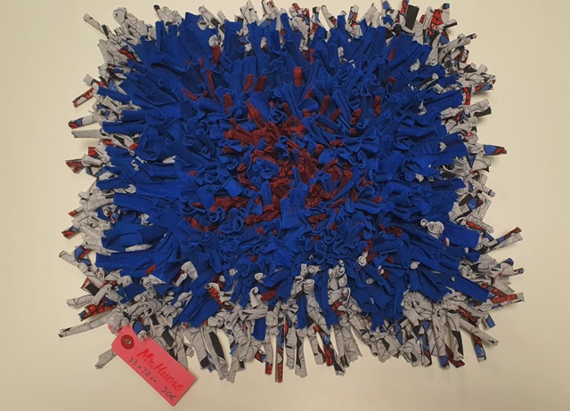 alfombra olfativa de colores gris, azul y rojo recomendada para perro mediano o grande, etiqueta rosa