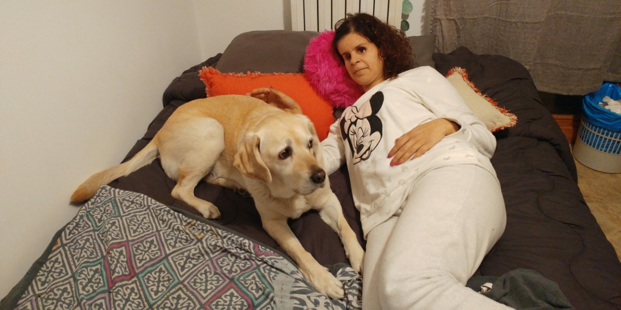 Muriel y Ana tumbadas en la cama, en casa de Mr. Hueso