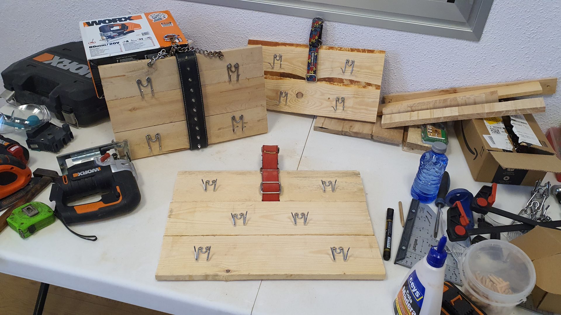 mesa con herramientas y obras realizadas con la Asociación Autismo Aragón