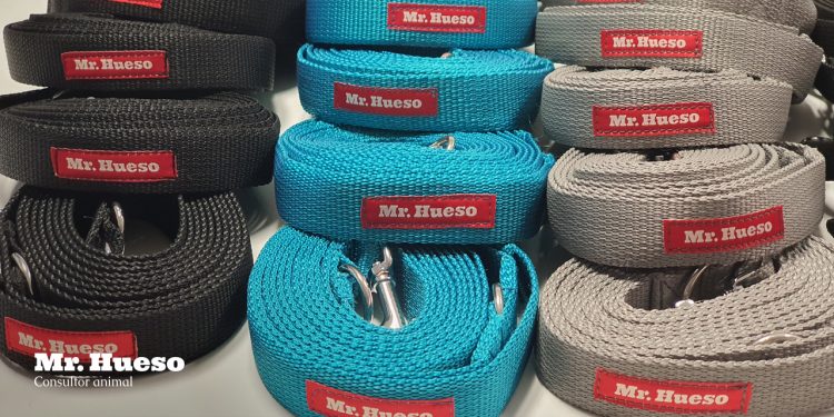 En la foto se ven os tres colores en muchos de los modelos de correas Mr. Hueso para elegir la más adecuada en cada caso