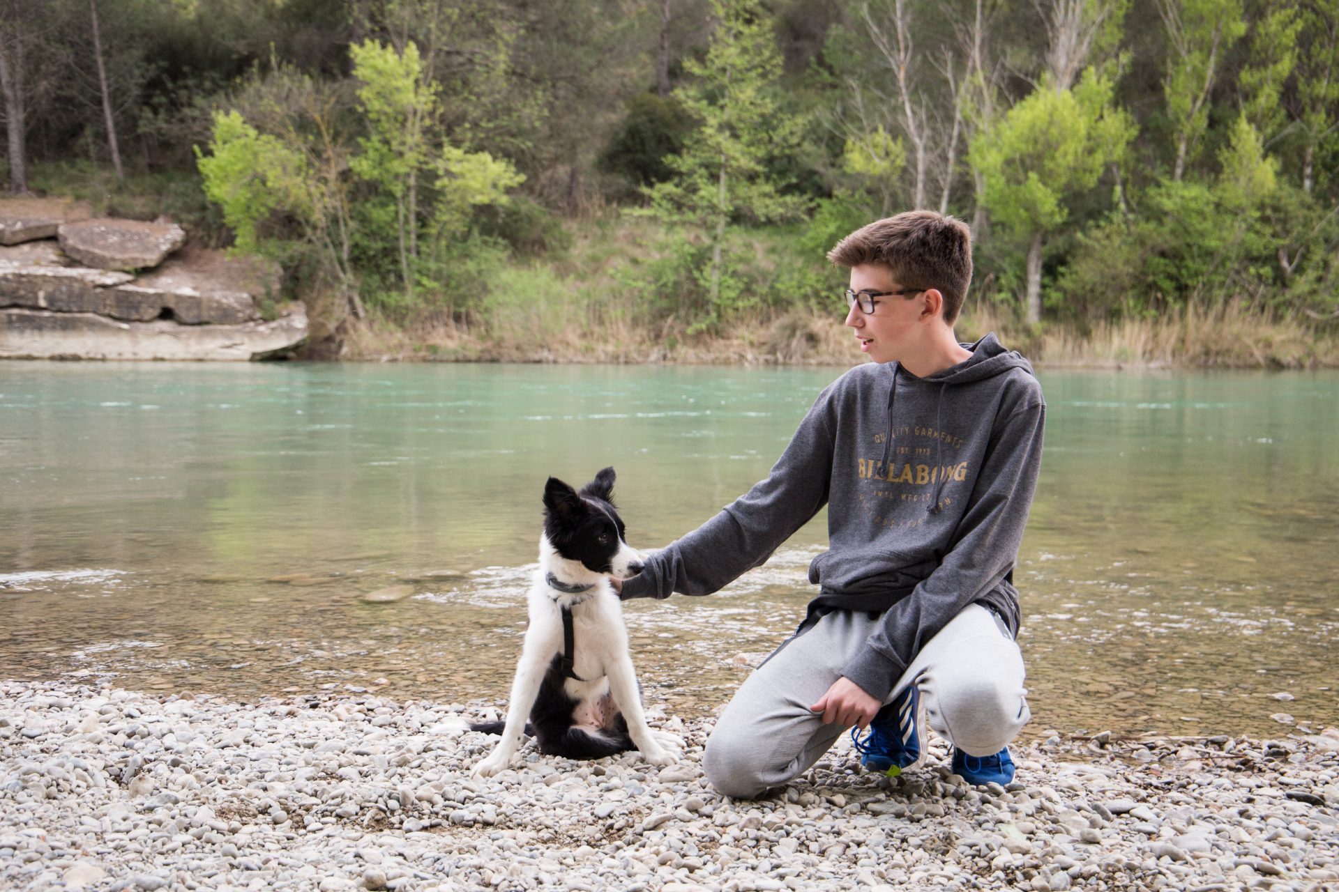 Nala y Carlos, muy unidos junto a un río