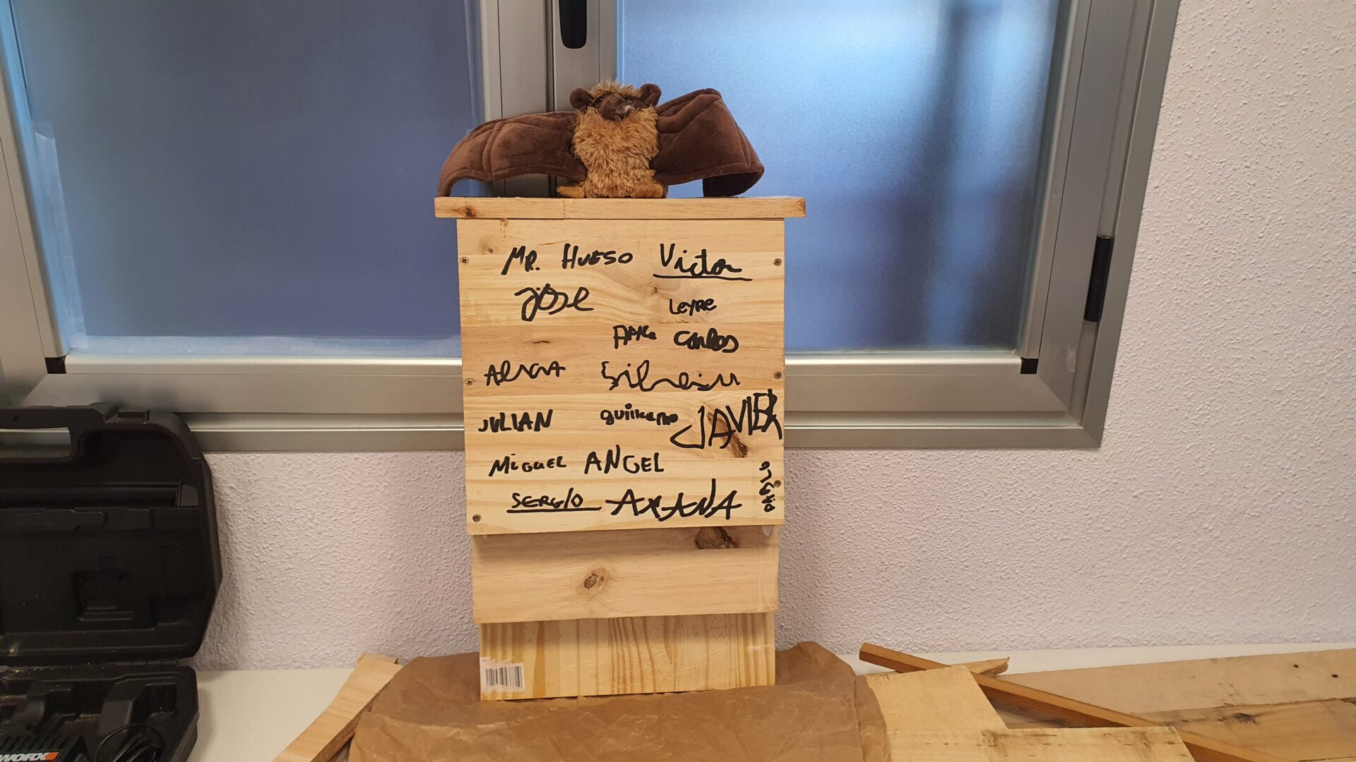 Caja nido firmada por las personas que la crearon en Autismo Aragón