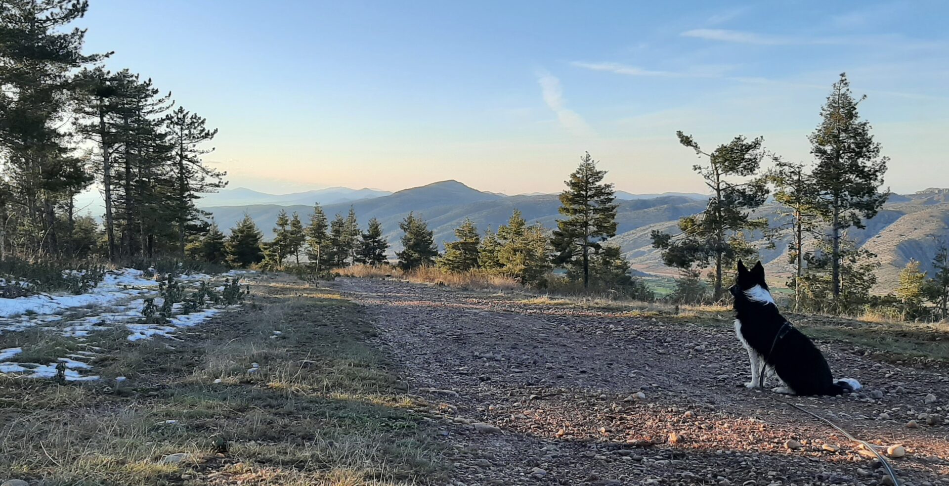 panorámica de Falco en el monte con restos de nieve