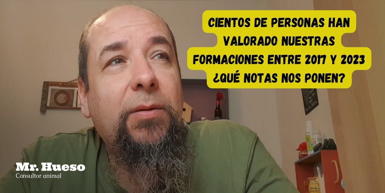 Mr. Hueso con la portada del vídeo sobre las valoraciones de nuestro alumnado