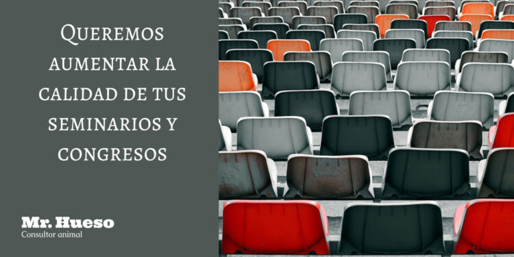 Aparece una grada con muchos asientos grises y negros y algunos en rojo o naranja, representan la necesidad de mejorar la calidad