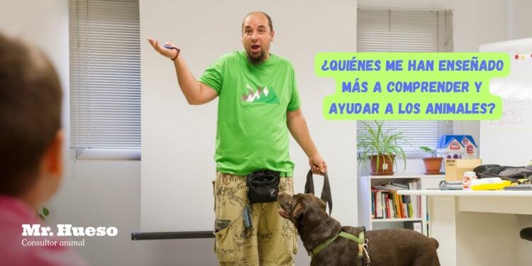 Una foto de Mr. Hueso de 2016 realizando un Taller Perruneando con niños y Salsa