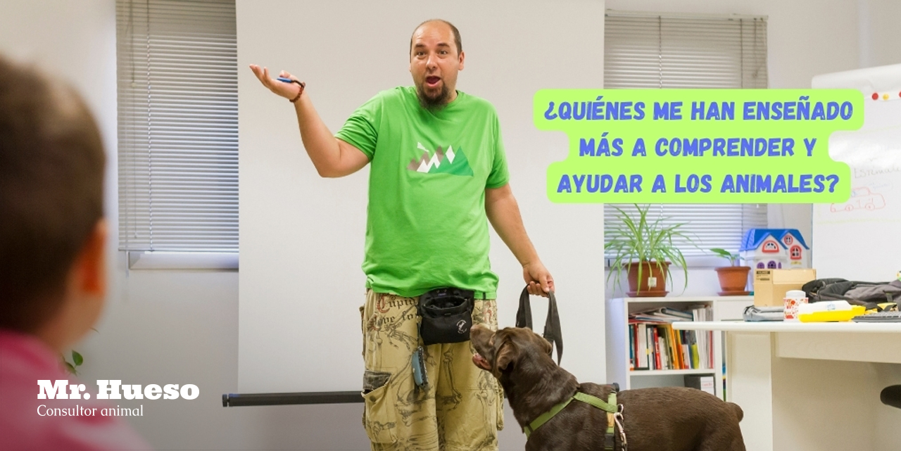 Una foto de Mr. Hueso de 2016 realizando un Taller Perruneando con niños y Salsa